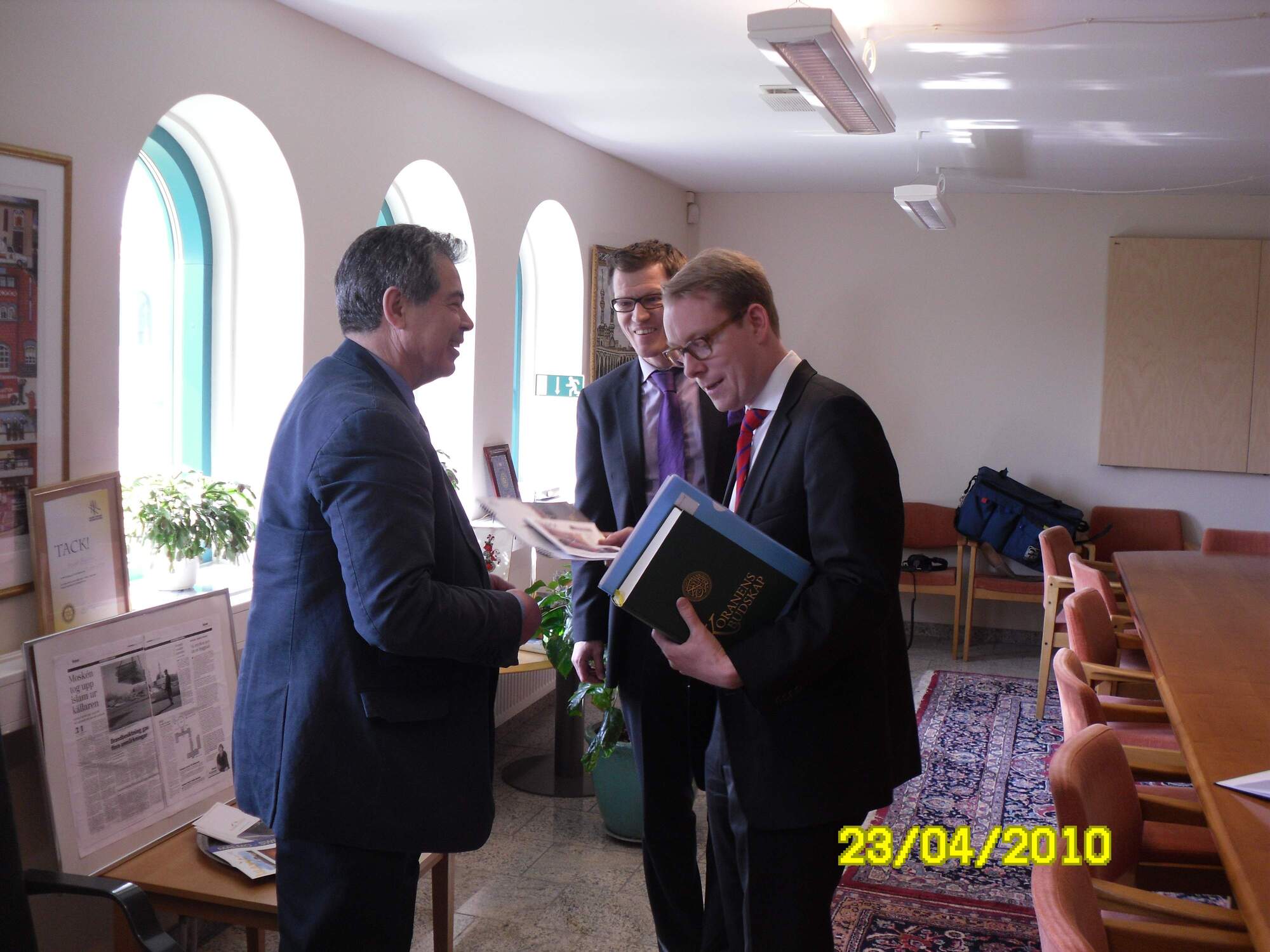Integrationsminister Tobias Billström på besök i Islamic Center, april 2010.